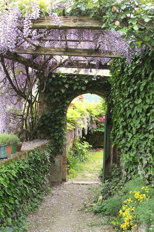 مبيت وإفطار Castello Di Strambinello المظهر الخارجي الصورة