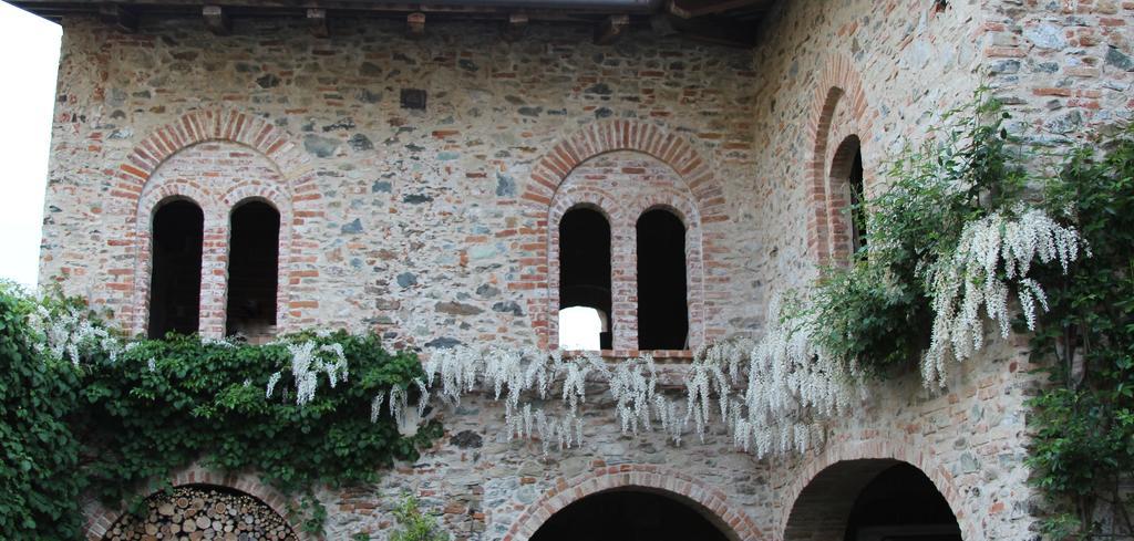 مبيت وإفطار Castello Di Strambinello المظهر الخارجي الصورة