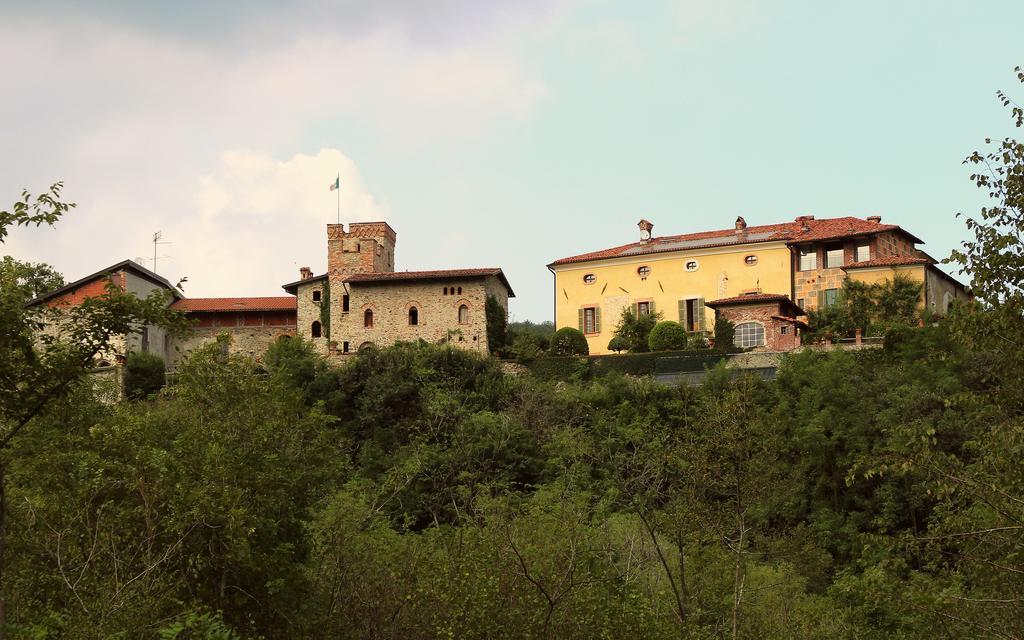 مبيت وإفطار Castello Di Strambinello المظهر الخارجي الصورة