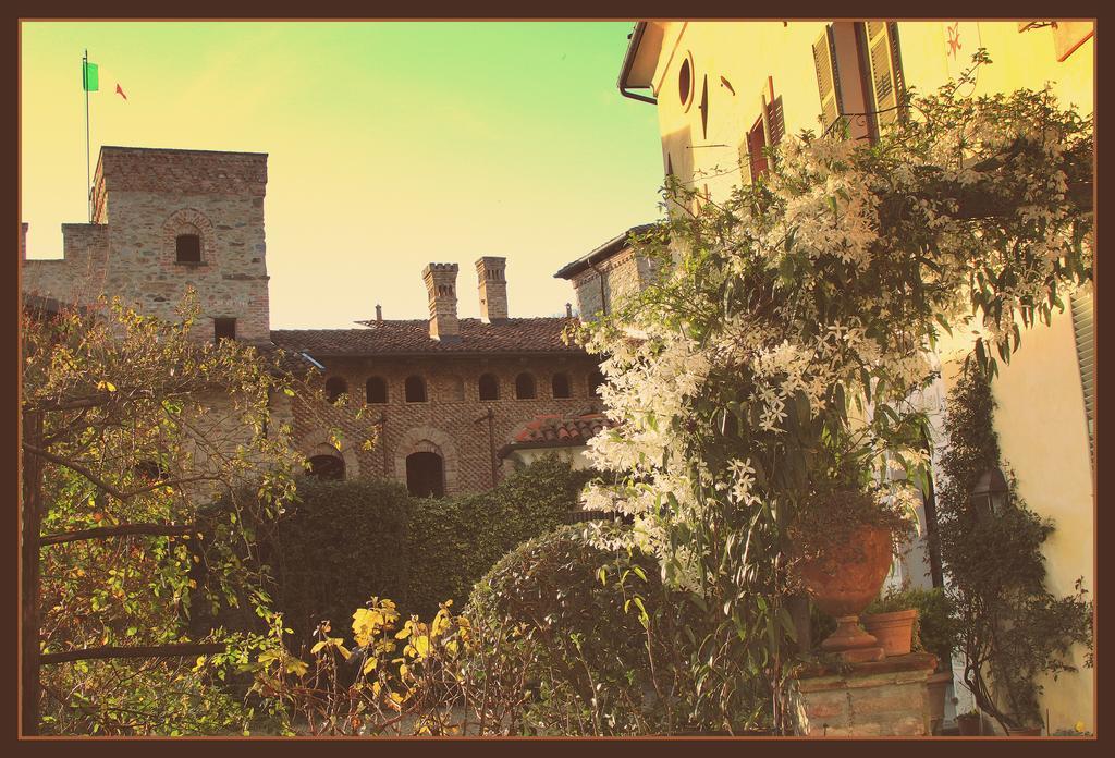 مبيت وإفطار Castello Di Strambinello المظهر الخارجي الصورة