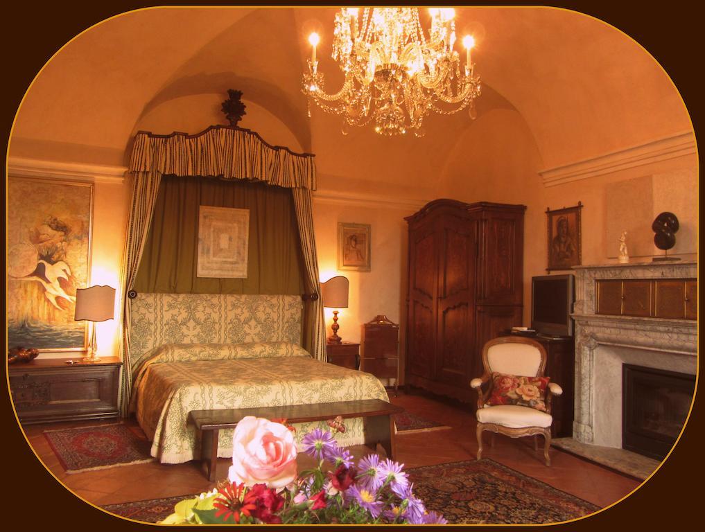 مبيت وإفطار Castello Di Strambinello الغرفة الصورة